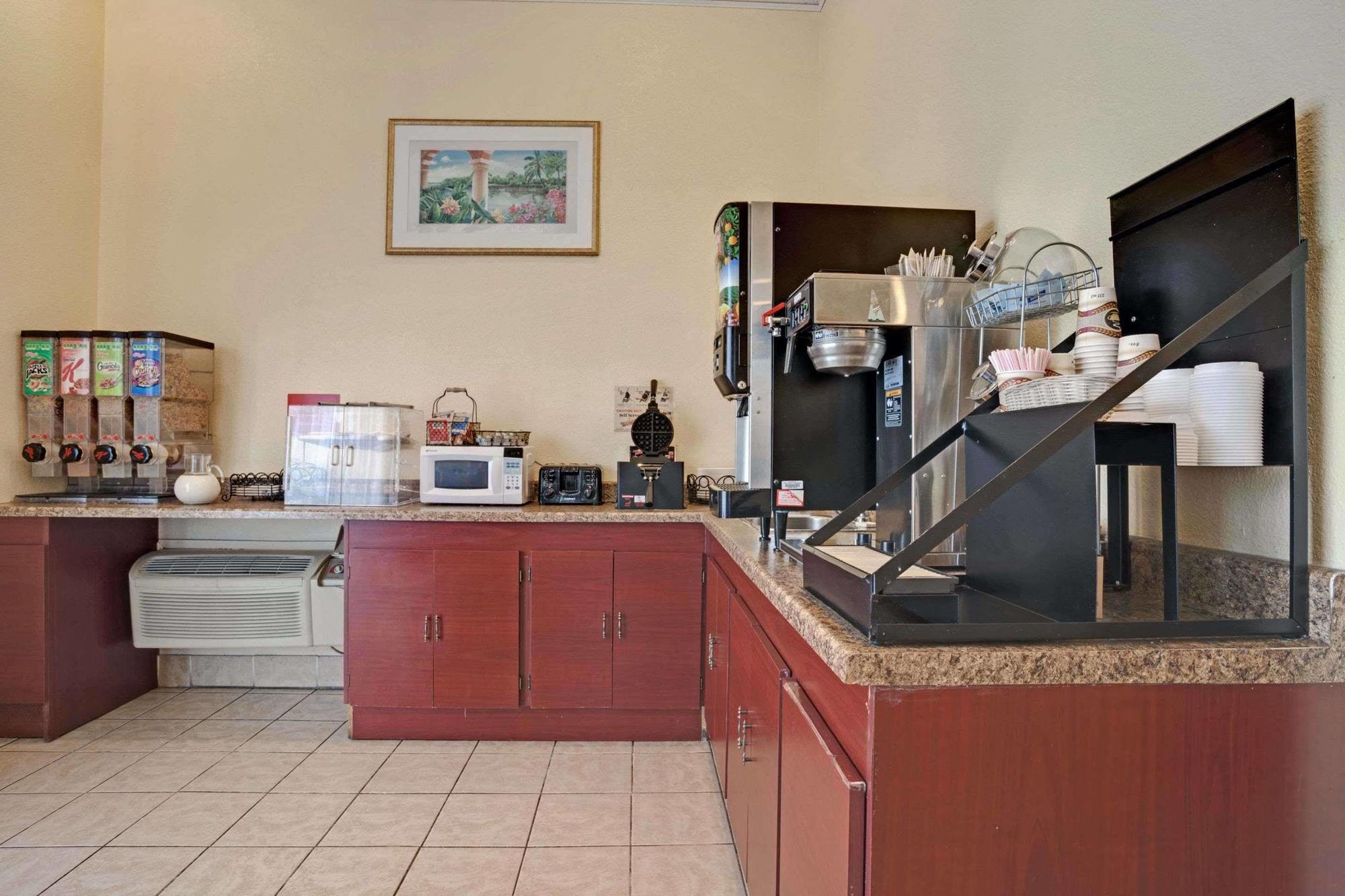 Econo Lodge Kent Exterior photo